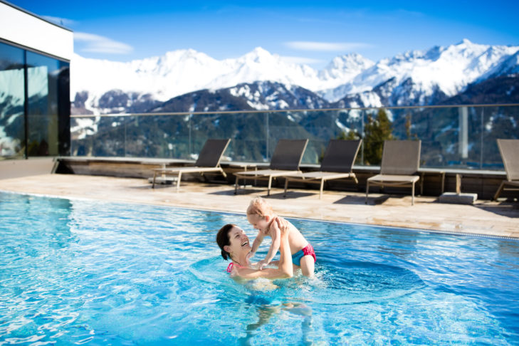 Molti centri termali in montagna offrono ai loro ospiti una meravigliosa vista panoramica delle cime circostanti dalla piscina