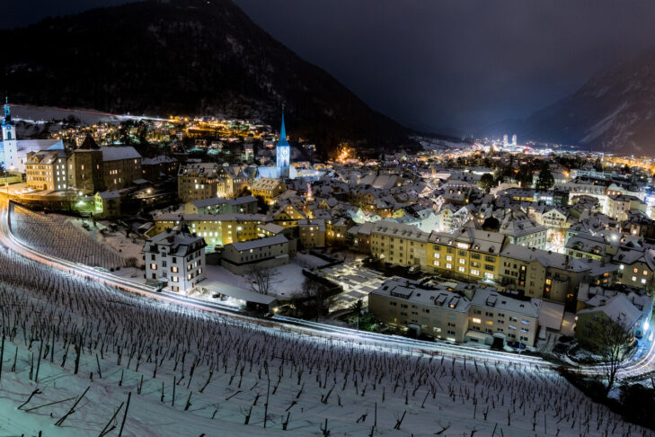 Come capoluogo del Cantone dei Grigioni, Coira merita sempre una vacanza in città per gli appassionati di sport invernali, lontano dalle stazioni sciistiche.