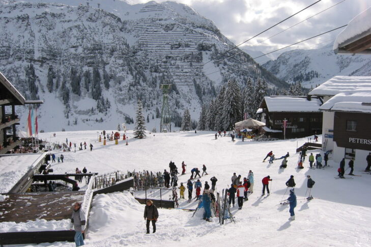Terrazza soleggiata nel villaggio alberghiero di Oberlech, chiuso al traffico automobilistico.