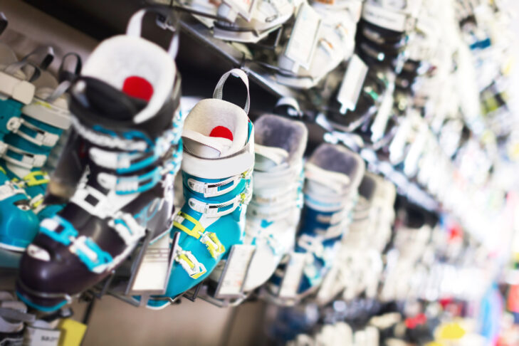 Gli scarponi da sci non dovrebbero mancare nell'equipaggiamento delle piste.