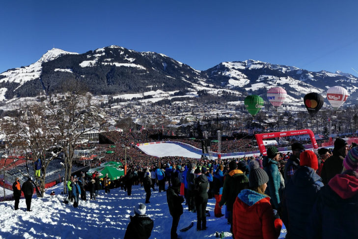 Ogni anno, decine di migliaia di appassionati di sci si riuniscono nell'area di arrivo della leggendaria "Streif". La pista del comprensorio sciistico di Kitzbühel è probabilmente una delle più famose al mondo.