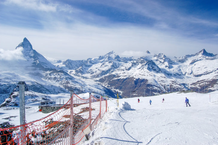 Sciatori e snowboarder percorrono oltre 10.000 metri di altitudine durante il Matterhorn Ski Safari intorno alla montagna famosa in tutto il mondo (a sinistra)