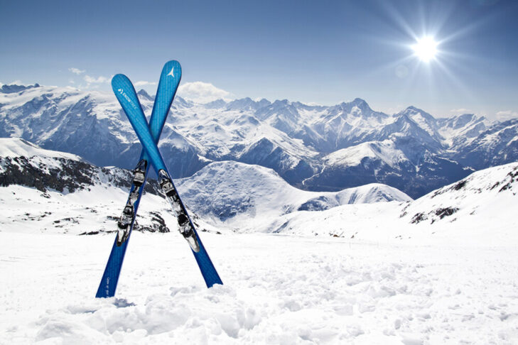 Gli sci all-round carver e all-mountain sono i modelli classici di sci per molti appassionati di sport invernali.