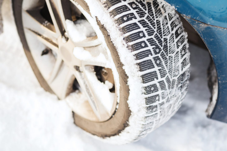 Gli pneumatici invernali sono assolutamente indispensabili quando guida su neve e ghiaccio