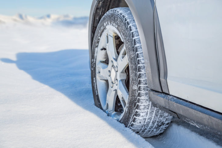 Gli pneumatici invernali sono progettati in modo ottimale per la guida sulla neve grazie alla loro speciale mescola di gomma e alla profondità del battistrada