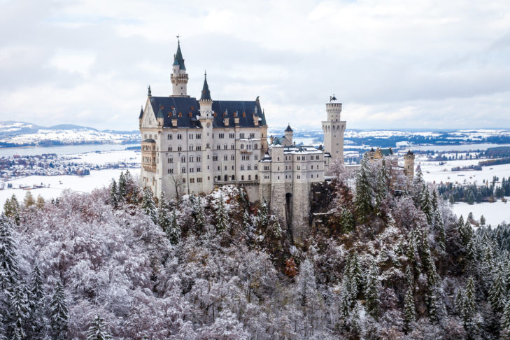 Il castello di Neuschwanstein è una delle destinazioni più popolari per le escursioni invernali in Algovia.