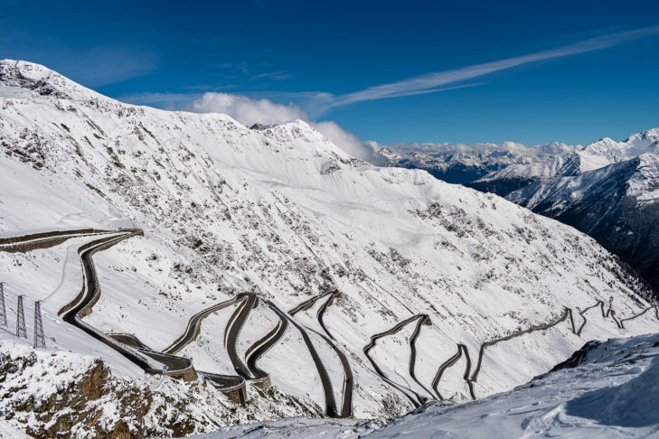 Sulle strade dei passi di montagna, come qui sullo Stelvio in Italia, alcuni Paesi europei hanno reso obbligatori gli pneumatici invernali nella stagione fredda