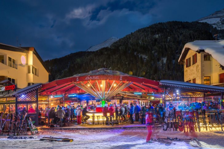 Nelle roccaforti degli sport invernali come St. Anton, l'après-ski è molto importante. Anche i DJ e i baristi mantengono alta l'atmosfera nei bar e nelle discoteche