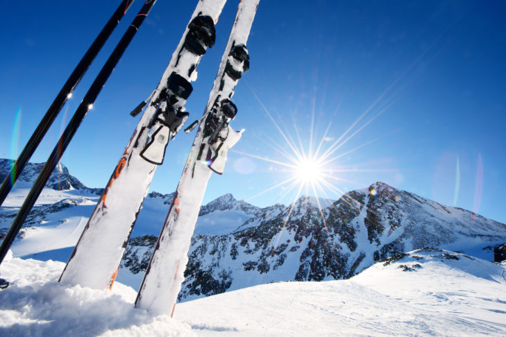 Anche se in estate il sole splende sulle montagne, l'attrezzatura da sci deve essere preparata e conservata correttamente per l'inverno successivo.