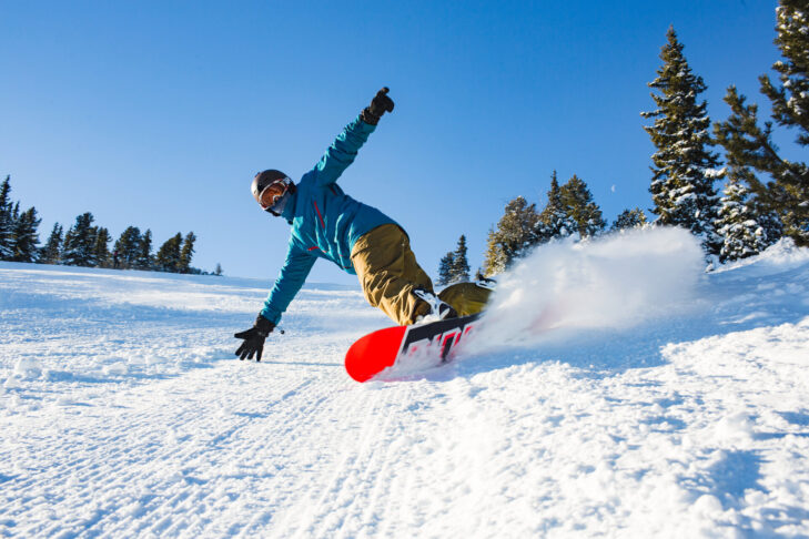 Godersi il sole d’inverno, tracciare solchi sulla pista e sollevare tanta neve fresca – questo è lo snowboard!