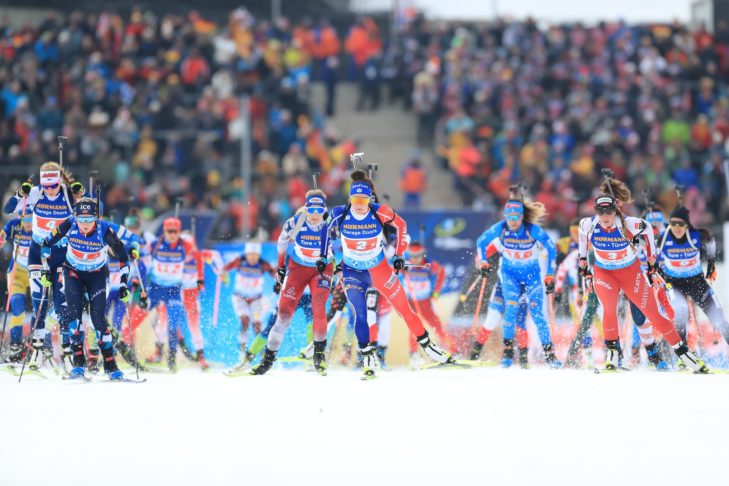 In tutte le gare della Coppa del Mondo di Biathlon 2025/26, ogni atleta deve entrare nella pista di sci di fondo e colpire il bersaglio al poligono.