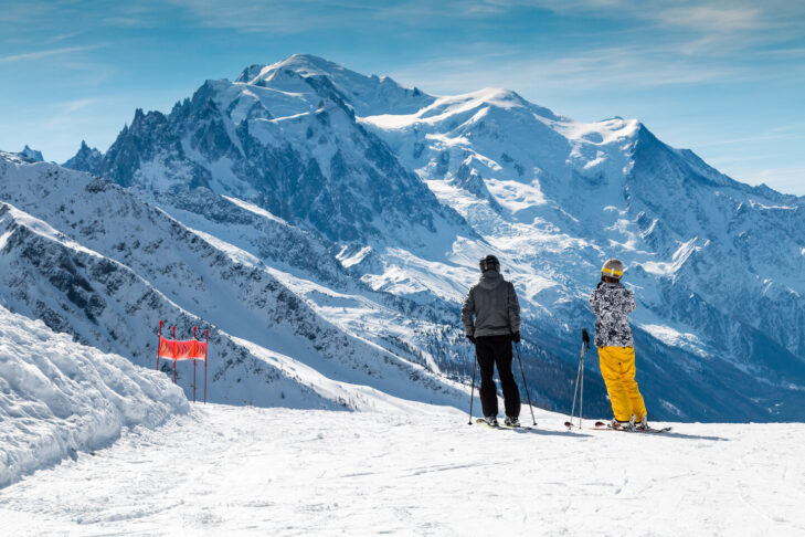 Dalle piste della stazione sciistica di Chamonix Mont-Blanc, gli appassionati di sport invernali hanno una vista senza ostacoli della cima (4.810 m) della montagna più alta delle Alpi.