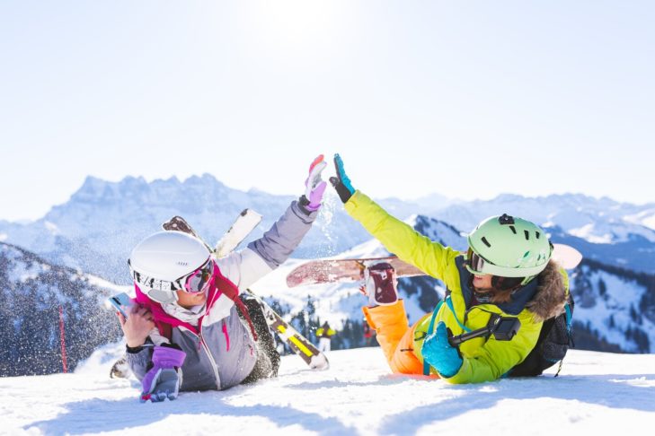 Che siano presi in prestito o acquistati, il casco e gli occhiali da sci sono un must!