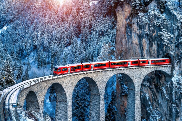 La Svizzera possiede una delle reti ferroviarie migliori e più panoramiche del mondo. Vale la pena di viaggiare con i mezzi pubblici.