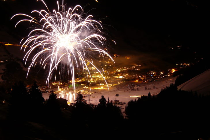 Capodanno sulla neve: Spettacolari fuochi d'artificio come questo a Saalbach si possono ammirare anno dopo anno in molte stazioni sciistiche delle Alpi