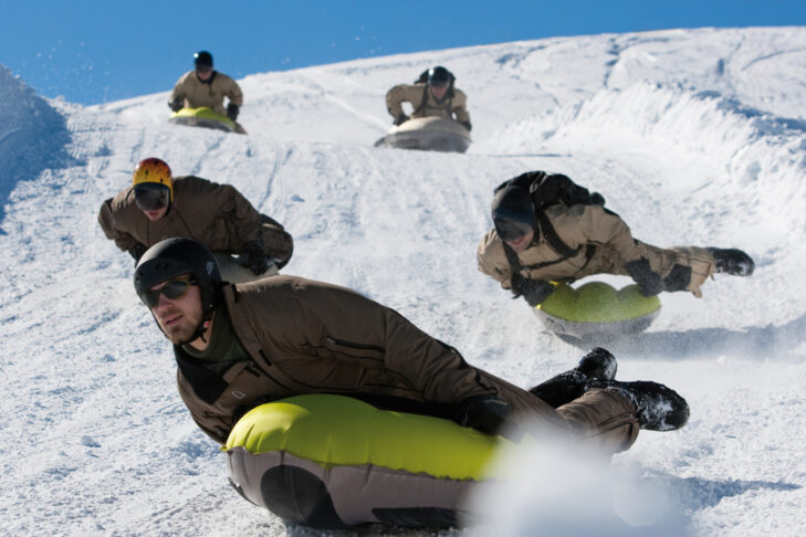 Sport divertente sulla neve: l’airboard è un’attività adrenalinica.