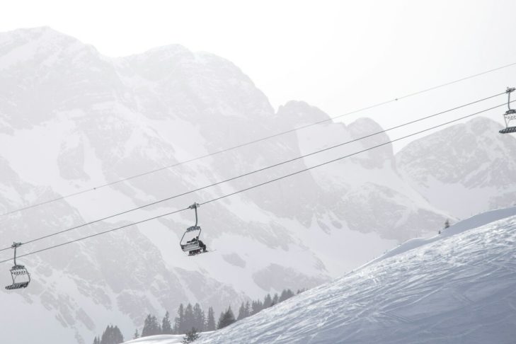 Gli appassionati di sport invernali sanno che negli impianti di risalita possono esserci delle correnti d'aria e un buon abbigliamento da sci aiuta a mantenere il calore.
