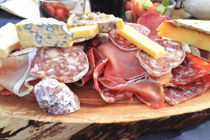 Tyrolské pochoutky, jako je slanina a šedý sýr, se hodí nejen na tradiční talíř s občerstvením, ale jsou také vynikajícím suvenýrem z Alp.