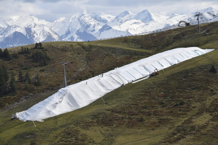 Snowfarming: Takto přečká sníh léto v lyžařském areálu Kitzbühel.
