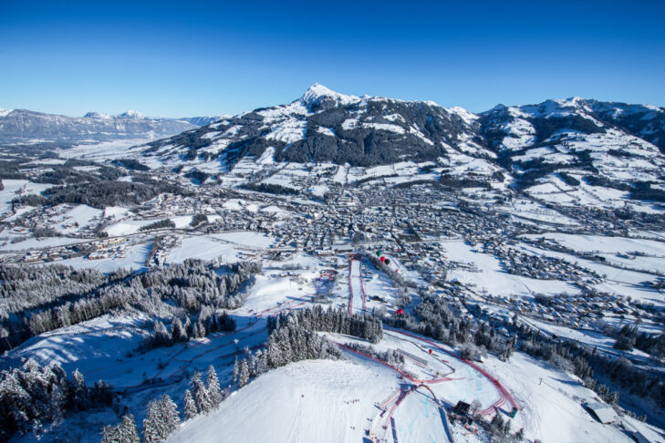 Lyžařské středisko Kitzbühel se díky snowfarmingu otevírá obzvláště brzy v sezóně.
