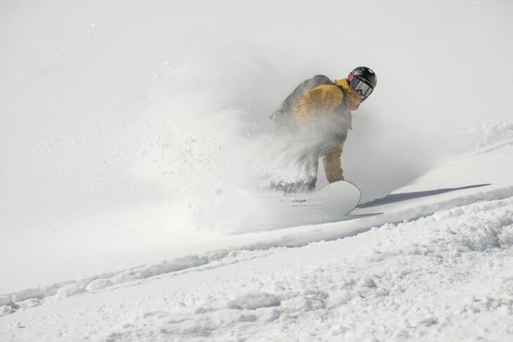 Právě hluboký sníh láká do Gruzie na freeride nejen lyžaře, ale i snowboardisty.