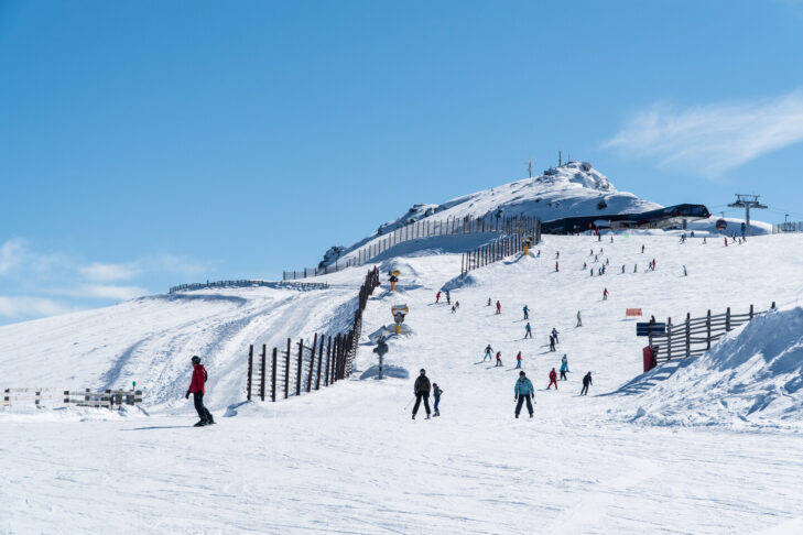 Lyžařské středisko Cardrona je druhým největším lyžařským areálem na Novém Zélandu a nabízí široké a především dlouhé sjezdovky od vrcholu až k dolní stanici.