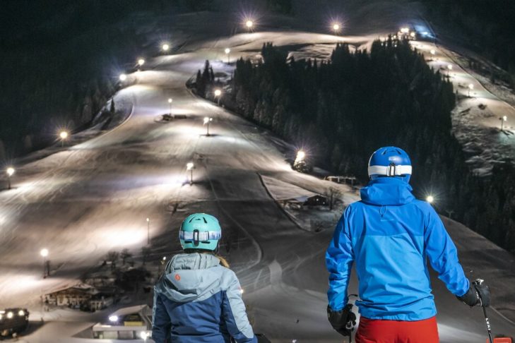 V lyžařské oblasti SkiWelt Wilder Kaiser-Brixtental je pro noční lyžování osvětleno 10 kilometrů sjezdovek.