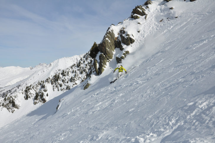 Devatenáctikilometrová, z velké části neupravená sjezdovka v údolí Chamonix je nejdelší sjezdovkou v Alpách