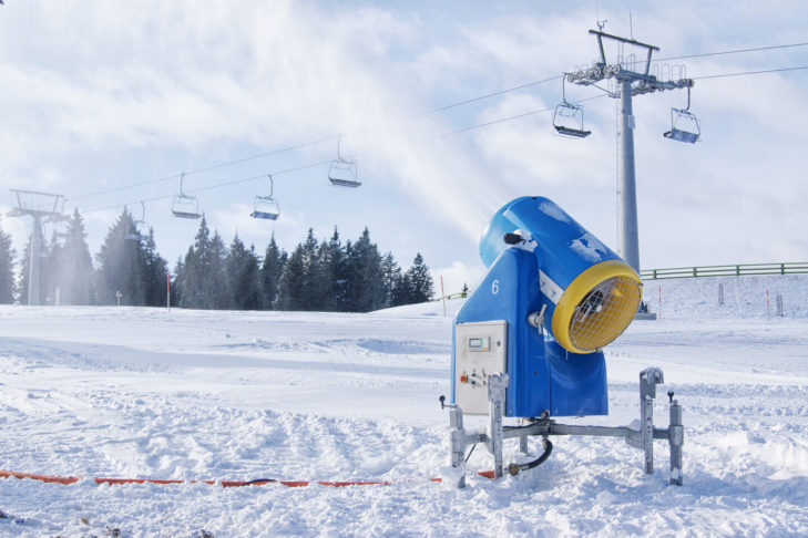 Moderní umělý sníh lze díky jeho složení vyrábět i při teplotách vysoko nad nulou