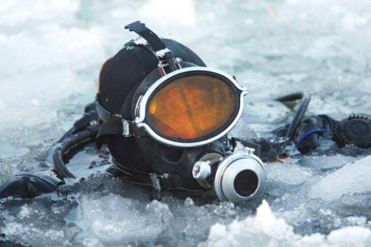 Vybavení udržuje ledové potápěče v teple při ledových teplotách.