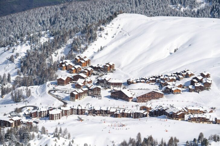 Lyžaři, kteří chtějí sjet až do lyžařské stanice, mohou v lyžařském areálu La Plagne objevit také skvělé lesní sjezdy.