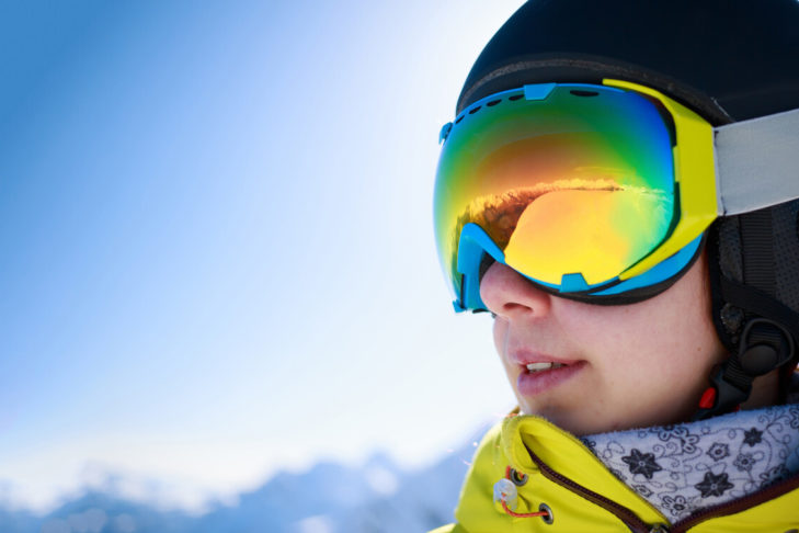 Při silném slunečním svitu by si milovníci zimních sportů měli vybrat správné lyžařské brýle