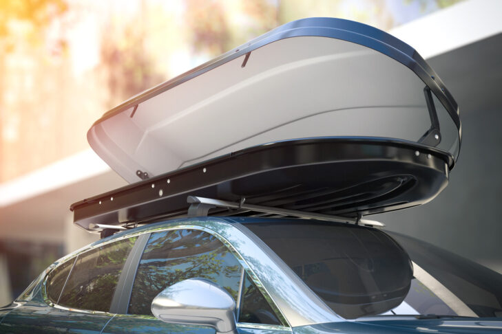 Střešní boxy nabízejí další úložný prostor, když je prostor ve voze vyčerpán vzhledem k množství zavazadel.