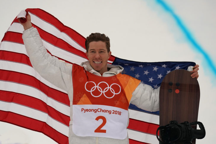 Američan Shaun White je trojnásobným olympijským vítězem v halfpipe, což z něj dělá nejúspěšnějšího snowboardistu všech dob