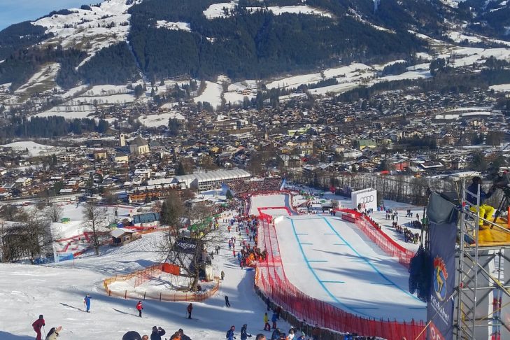Sportovci dosahují nejvyšší rychlosti na cílové sjezdovce legendárního závodu Hahnenkamm v Kitzbühelu