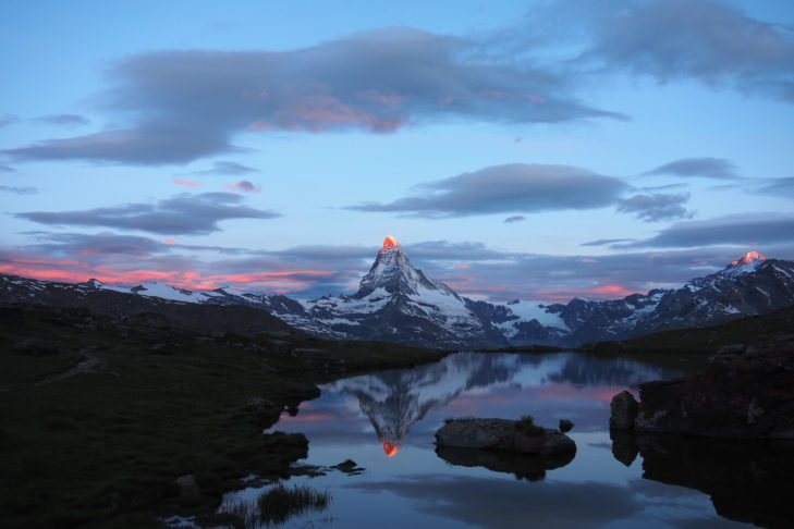 Užít si fantastický východ slunce na Matterhornu a pak vyrazit na sjezdovku je ve Valais možné i v létě