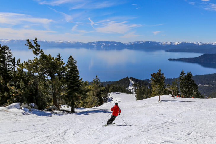 I v létě si lyžaři mohou ze sjezdovek vychutnat jedinečný výhled na jezero Tahoe