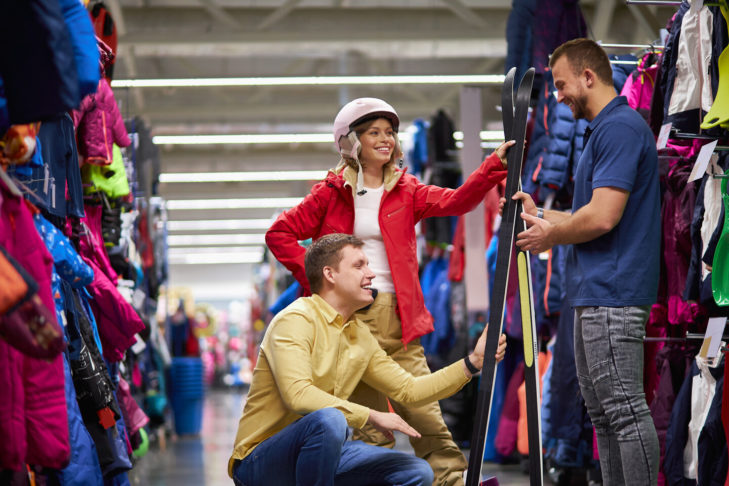 Prodavači lyží jsou odborníky, pokud jde o vybavení na sjezdovku, a jsou po ruce, aby poradili milovníkům zimních sportů
