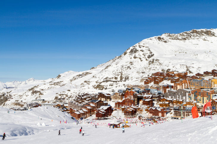 Val Thorens je nejvýše položené lyžařské středisko v Evropě ve výšce 2 300 m a je součástí lyžařské megalomanské oblasti Les 3 Vallées s 600 kilometry sjezdovek