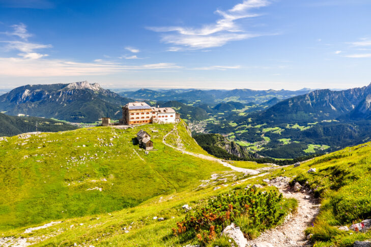 Das Watzmannhaus in den Bayerischen Alpen gehört zu einer der beliebtesten Destinationen für Hüttenwanderungen im Hochgebirge.