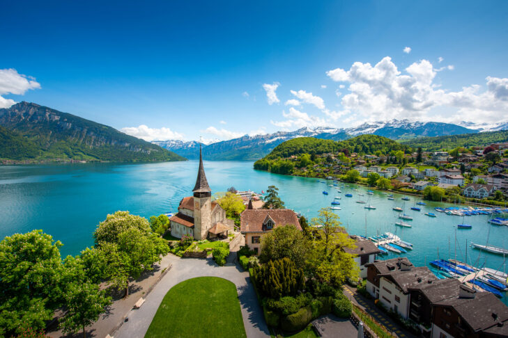 Wer im Sommerurlaub an den Thunersee reist, der muss dort auch unbedingt am historischen Schloss Spiez vorbeischauen.