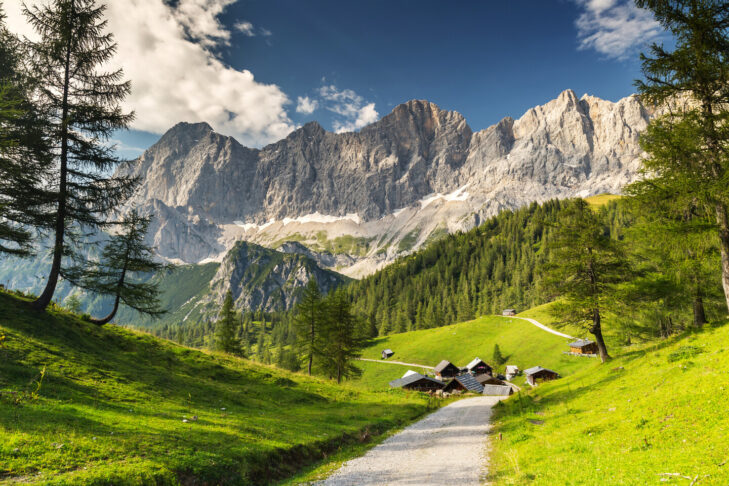 Mit traumhaften Berglandschaften gehört der Dachstein zu einer der beliebtesten Wanderregionen in Österreich.