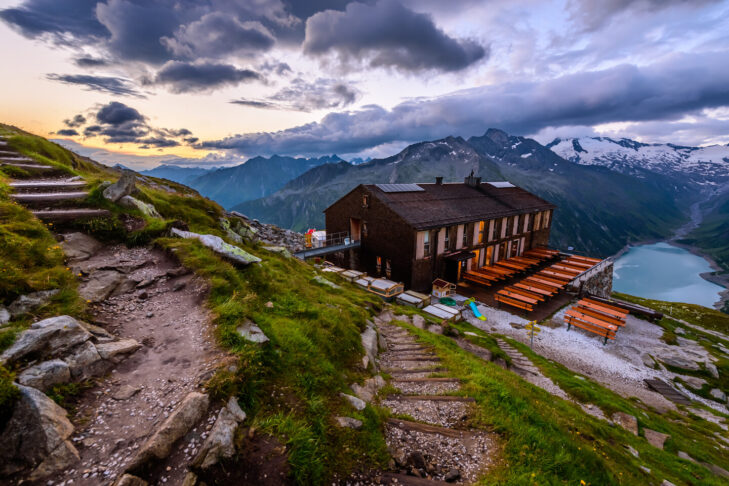 Die Olpererhütte liegt hoch über dem Zillertal und zählt auch wegen ihrer Umgebung zu einer der besten und beliebtesten Berghütten.