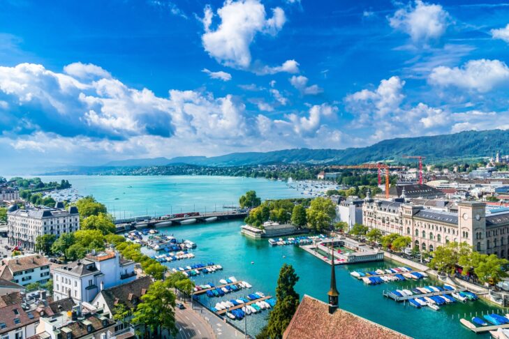 Zürich ist die zweitgrößte Stadt der Schweiz und auch wegen des namensgebenden Sees eine der lebenswertesten Metropolen der Welt.