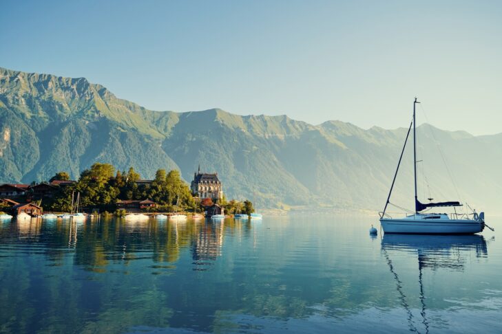 Die Idylle und die Schönheit des Brienzersees ziehen gerade im Sommer viele Urlauber an.