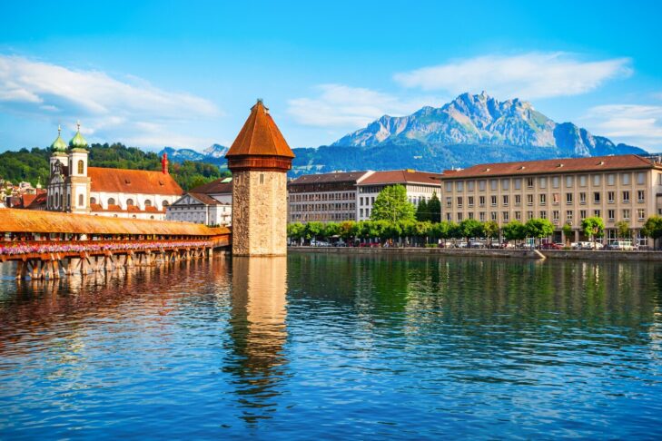 Die Kapellbrücke über den Vierwaldstättersee mit dem Stadtzentrum von Luzern im Hintergrund ist eines der ikonischsten Fotomotive in der Schweiz.