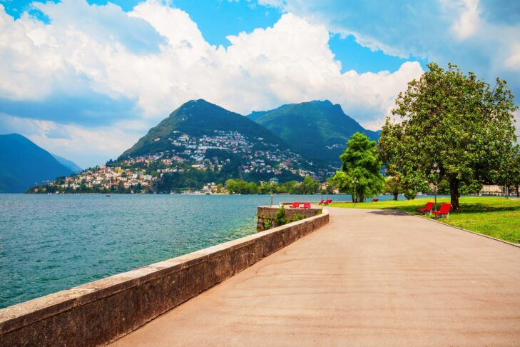 Die Uferpromenade am Luganersee zieht im Sommer viele Aktivurlauber an, die hier die Kombination aus Wasser und Sonne genießen wollen.