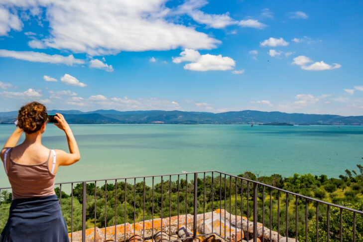 Rund um den Lago Trasimeno und auch auf dem Wasser in Umbrien fühlen sich Aktivurlauber angesichts der vielen Freizeitangebote besonders wohl.