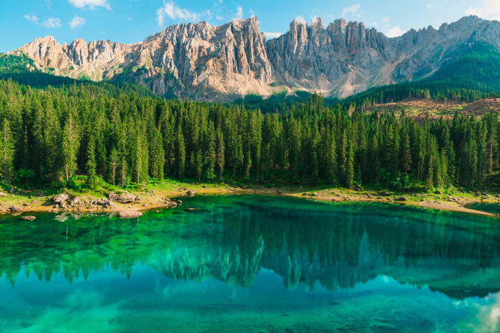 Landschaftlich ist der Lago di Carezza einfach ein Traum, doch für Aktivurlauber heißt es hier nur schauen, denn Baden ist im Wasser am Fuße des Latemar nicht erlaubt.