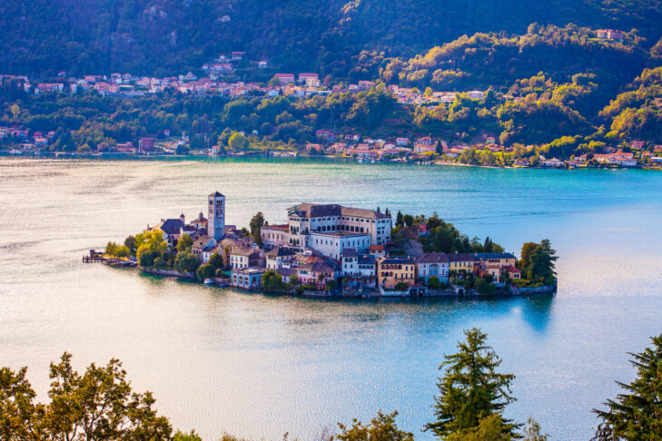 Der Lago d'Orta ist wie der nahegelegene Lago Maggiore bekannt für seine malerischen Inseln wie die Isola San Giulio.